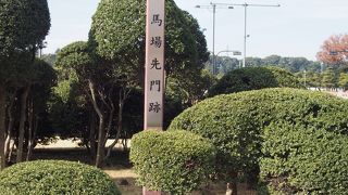 正門、二重橋へと続く