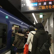 特急などは混雑します