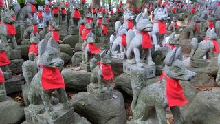 お稲荷さんということで狐です