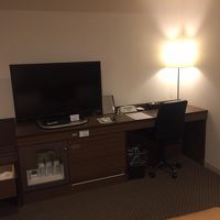 室内にデスクと回転イスもあります