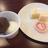 デザートにはアイスクリームとプチケーキ