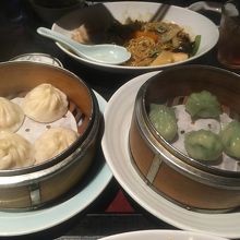 セットのエビ蒸し餃子と小籠包