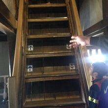 内部の階段はすごい傾斜