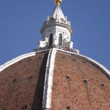 クーポラの上に人がいます。