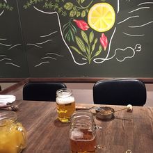 メイソンジャー風の瓶に入った飲み物とお通し