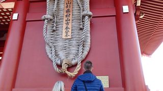 山形県村山市の方たちが奉納した、大わらじが飾られています。