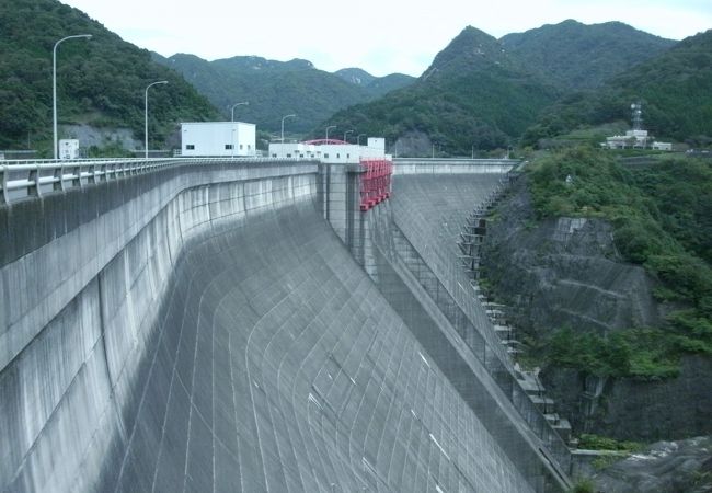 見応えのある大きなダムです