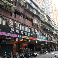 台湾っぽいビルの2階です。
