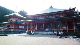 東塔の右に建っています