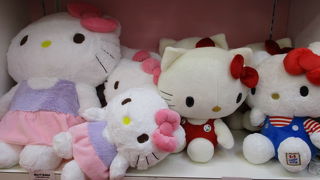 赤リボンキティのぬいぐるみがお奨めです。