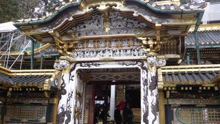 白い昇龍が印象的な門