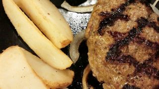 熱々のハンバーグとサラダバー♪