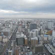 東側のフロアからは奥に海が見えます