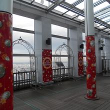 東側のフロアはクリスマスの飾りが施されていました☆