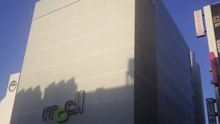 小田急線の改札を目の前の場所にあるショッピングビルです。