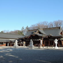 諏訪神社の広い境内 立川市