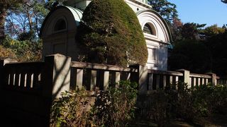 コンドル設計の霊廟です