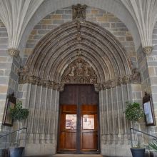 教会の扉口