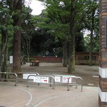 出入口 (門柱も門扉も立派です)