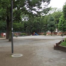 園内の一様子 (すべり台やベンチも見えます)