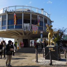 らせん階段を上るとお店です。屋上は展望台