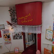 らせん階段を上がると途中にお店があります。