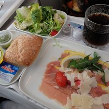 往きでの食事の一部。思っていたよりいい内容と味でした。