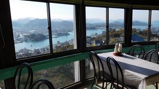 千光寺公園の展望台にお店があり、牡蠣やイカ、タコを使った丼が食べられます。