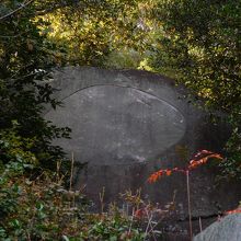 庫裏の裏山にある鏡岩