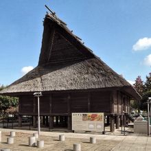 大阪城の前、大阪歴史博物館の脇、法円坂遺跡復元倉庫