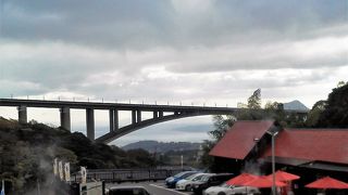 明礬地区からは`アーチ橋`と別府湾が一望！