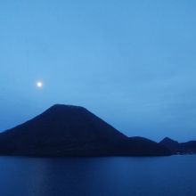 湖と山と月