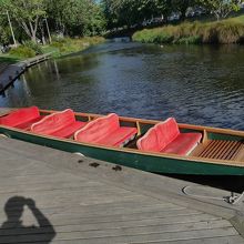 こんな小舟に乗ります