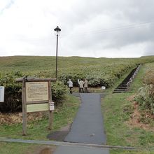 岬に通じる散策路を歩いて行きます