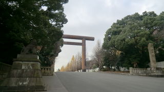 厳かな雰囲気で平和を祈る