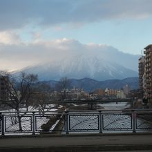 夕顔橋から北上川と岩手山を見る。