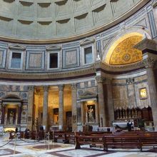 主祭壇前にはベンチが並びます