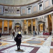 円形の外周にお墓が配置されています