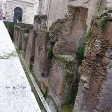 側面に残る遺跡の柱