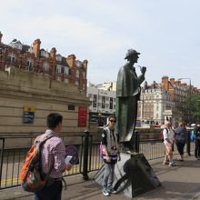 通りに建つホームズ像