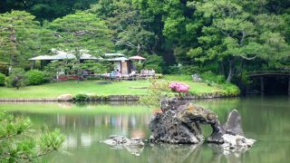 大泉水に浮かぶ島