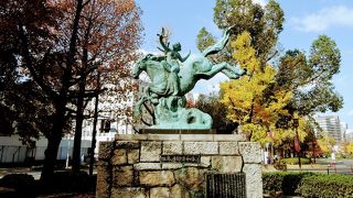 銀杏並木に囲まれた美しい場所でした