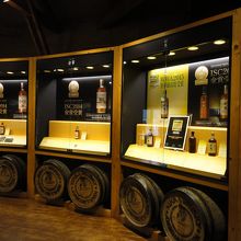 ウイスキー博物館　ウイスキー樽がいくつも展示