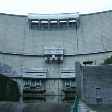 ダム直下から見上げたダム