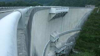 ダム直下から見上げるダムは迫力満点