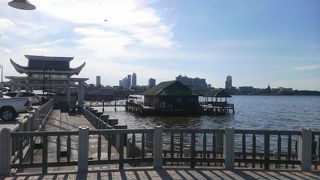 地元の人が集う海沿いの公園