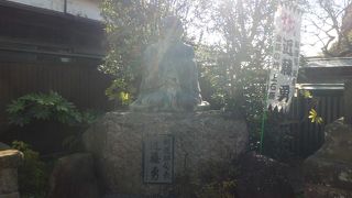入口に近藤勇の像があります
