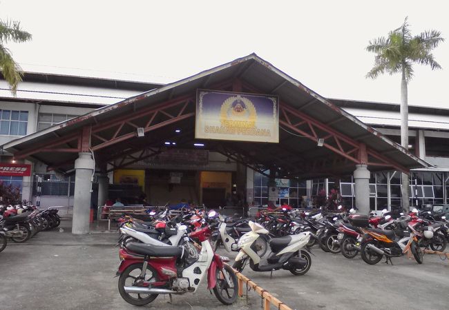 タイ国境へのバスは…