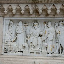 台座に彫られた聖イシュトヴァーンのレリーフ