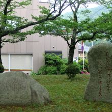 山川登美子歌碑